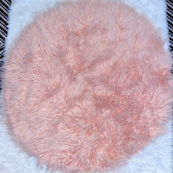 NWOT pink throw rug and throw pillows bundle - Picture 4 of 4